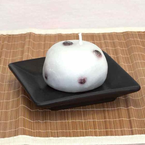 【カメヤマローソク】豆大福キャンドル〜故人の好物シリーズ〜 ローソクに火を灯し「明かり」をお供えするのには、ご先祖様や仏様と私達の想いをつなぐ意味や、無明の闇を照らしだすと言う意味があります。火を灯し、キャンドルが減っていく姿はまるでご先祖...