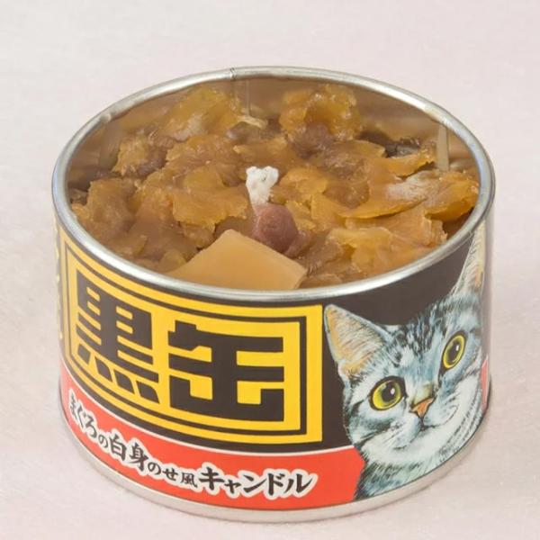 【カメヤマローソク】黒缶キャンドル〜故人の好物シリーズ〜ローソクに火を灯し「明かり」をお供えするのには、故人や仏様と私達の想いをつなぐ意味や、無明の闇を照らしだすと言う意味があります。お仏壇にお供えするローソクを、故人の大好きだった好物にデ...