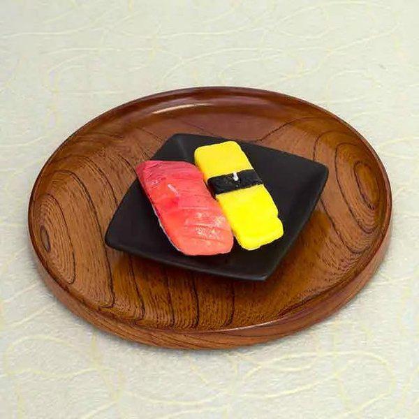 【カメヤマローソク】寿司 キャンドル Aセット （マグロ ・玉子）〜故人の好物シリーズ〜 ローソクに火を灯し「明かり」をお供えするのには、ご先祖様や仏様と私達の想いをつなぐ意味や、無明の闇を照らしだすと言う意味があります。火を灯し、キャンド...