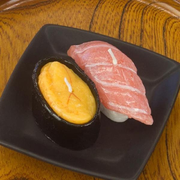 【カメヤマローソク】寿司 キャンドル （大トロ ・ ウニ）〜故人の好物シリーズ〜 ローソクに火を灯し「明かり」をお供えするのには、ご先祖様や仏様と私達の想いをつなぐ意味や、無明の闇を照らしだすと言う意味があります。火を灯し、キャンドルが減っ...