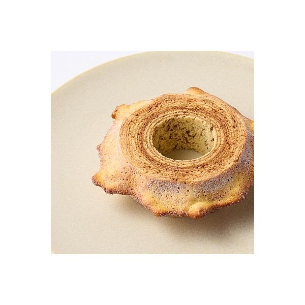 外はサクッと香ばしく、中はしっとり濃厚。全国のバウムクーヘンが集うイベントにて、3年連続日本一に輝いた逸品です。