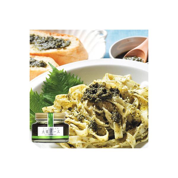 大分の植木農園にて、新芽のときにしか採れない大葉を手摘みし、加工して使用。スペイン産オリーブオイル、国産にんにく、国産唐辛子、食塩を加え、極力熱を加えず仕上げています。