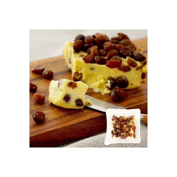 ラム酒に漬け込んだレーズンをクリームチーズの中だけでなく上にもたっぷりとトッピングしました。クラッカーなどと合わせてお召し上がり下さい。