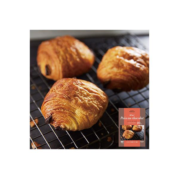 フランス産小麦、ヨーロッパ産発酵バターを使用。焼き立ては生地のサクッと食感。バターの芳醇な香りとチョコレートの甘みをお楽しみいただけます。