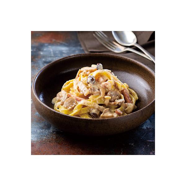 エリンギ、ぶなしめじ、マッシュルームの3種きのこにベーコンを加え、白トリュフオイルで香りづけ。そこに生クリームや牛乳、バターを使い濃厚なソースに仕上げました。