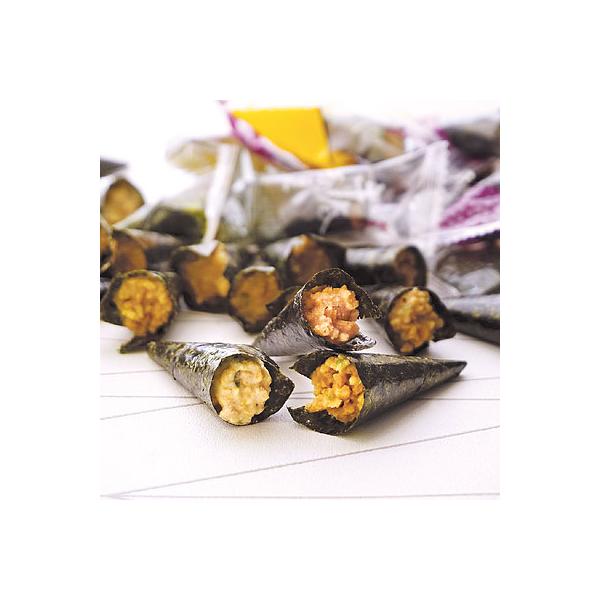 国産の海苔を巻寿司風に形作り、国産大豆を使った乾燥納豆とあられを詰めたおつまみあられです。