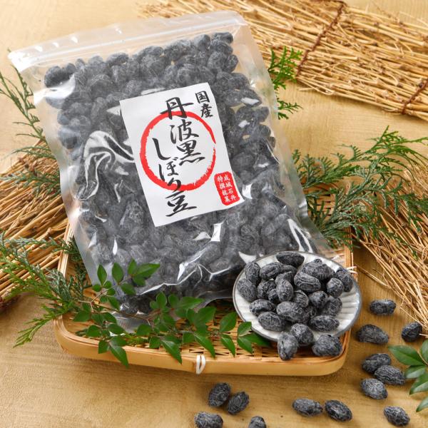 「丹波黒」という品種名の黒豆を使用。大粒でもっちりとした食感が特徴で、大粒の2Lサイズ限定でうす甘味で柔らかい食感の甘納豆に仕上げました。
