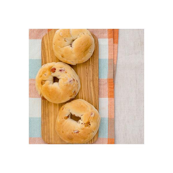 米粉入りのもっちりした生地にマカダミアナッツの香ばしさとクランベリーの甘酸っぱさが合います。クリームチーズと一緒にどうぞ