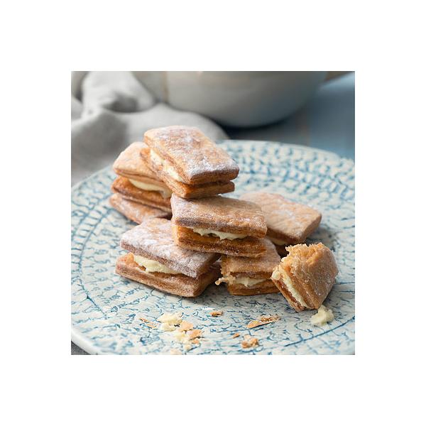 ホワイトチョコレートとバターをベースにしたレモン果皮入りのクリームをバターの香り豊かなサクサクのパイ生地でサンドしました