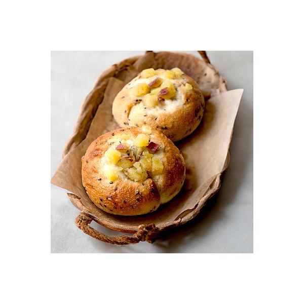 米粉入りのもちもち食感の生地に香ばしい黒胡麻を練り込み、自家製のさつまいもの甘露煮をトッピングしました。＿