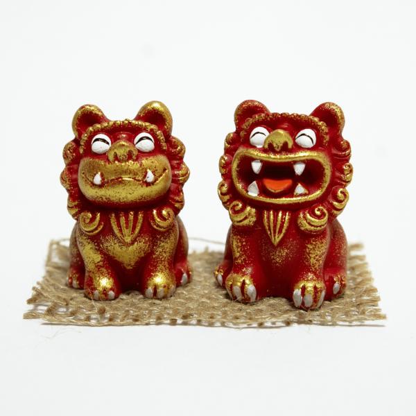 ほのぼのシーサーは、沖縄の伝統を受け継ぎ、笑顔あふれるデザインが特徴的なオスとメスのシーサーペアです。このシーサーは、鮮やかなカラーが全体に施され、たてがみとしっぽには金色が混じっており、特別な存在感を放ちます。笑顔でほのぼのとした表情が魅...