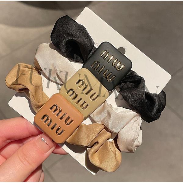 まとめていても髪の毛に跡がつきにくいので、寝るときやちょっとしたときに髪をまとめるのが便利です。 普通のヘアゴムだと生活感が出てしまうけど、シルクヘアゴムはこれだけでオシャレで大人な女性に見えます。 シンプルで大人っぽいカラーなので、バッグ...