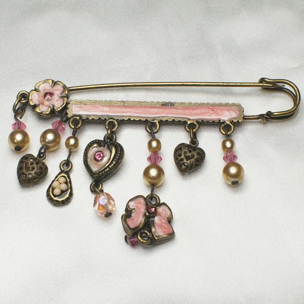 SWAROVSKI　安全ピン　ブローチとRのチャーム seiyou-garasu_fretc-2-0002