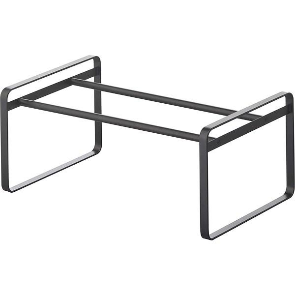 下駄箱からあふれた靴を、下駄箱下にまとめて一括収納！玄関の靴箱の下に収納できるコンパクト設計シューズラック。横幅は伸縮自在、空きスペースにピッタリフィットします。男性のシューズなら約6足、女性のヒールなら約8足収納可能。2台使用し積み重ねて...