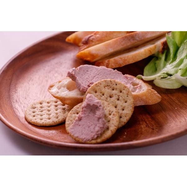 新鮮な豚レバーと豚肉と香草を長時間煮込んで旨味を濃縮させた滑らかなレバーペースト。レバーの臭みもなく大変食べやすくなっています。固めのパンやクラッカーに塗ってどうぞ。