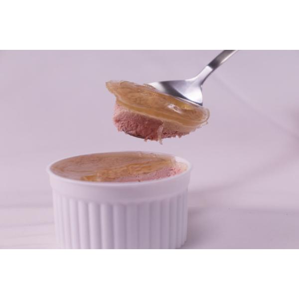 新鮮な豚レバーと豚肉と香草を長時間煮込んで旨味を濃縮させた滑らかなレバーペースト。ブランデーや生クリームを加えることで大変滑らかに仕上がり、レバーの臭みもなく大変食べやすくなっています。固めのパンやクラッカーに塗ってどうぞ。