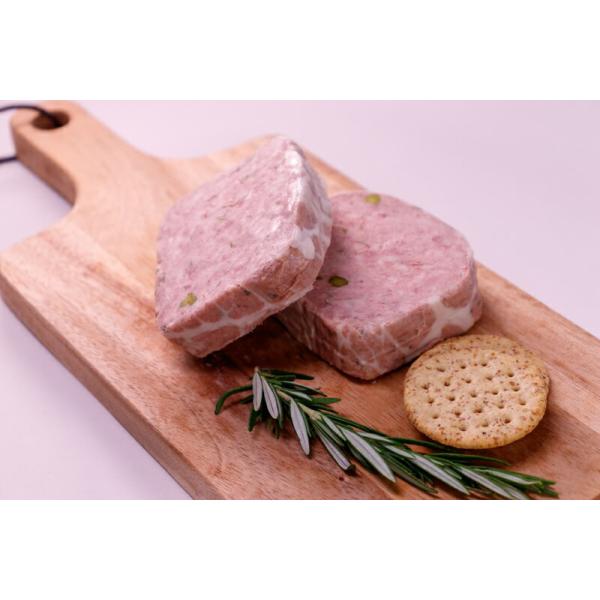 新鮮な豚レバーと豚肉と香草を長時間煮込んで旨味を濃縮させた粗挽きのパテです。ハム工房セキで１番人気のレバー製品です。レバーの臭みもなく大変食べやすくなっています。そのままカットして赤ワインと一緒にどうぞパスタの隠し味に使っても美味しいです。