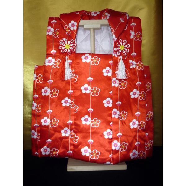 送料：６８０円（全国一律税込金額）商品は通常小売店さんへ卸している正規仕入品の新品です。　　【 商 品 情 報 】　ひなまつり用被布着(ひふぎ)赤梅柄 白木飾り台付１歳くらいのお子様が着られるサイズ（幅約３８ｃｍｘ高さ約４５ｃｍ）着用できる...