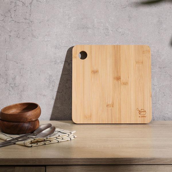 味わいのある竹使用。フルーツやパンをカットするのにちょうどいい清潔感を感じるまな板です。まな板と鍋敷きの2WAYで使える便利アイテムこの美しいバンブー製カッティングボードは、あなたのキッチンに自然の温もりをもたらします。持続可能なバンブー素...