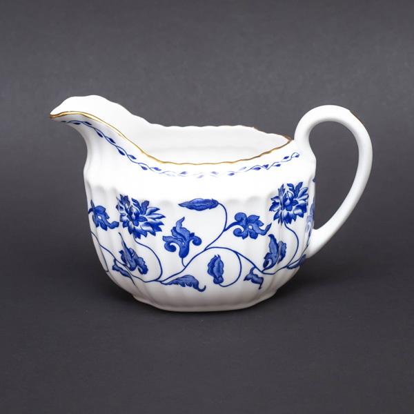 イギリスの名窯、スポードのブルーコロネルのクリーマー。中国磁器をイギリスに持ち帰ったコープランド大佐にちなみ、コロネル（大佐）と名付けられました。ボーンチャイナの透き通るような白磁に、藍色でキクの文様が描かれた上品な一品です。東洋的な青絵が...