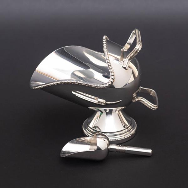 イギリスの老舗シルバーウェアブランド、マッピン＆ウェッブのマッピンプレートのシュガージャグ。ハンドル付の独特の形状のシュガージャグ。シンプルながらハンドルや縁の装飾や背面の花のワンポイントなど、細部まで凝ったデザインの一品です。専用のスコッ...