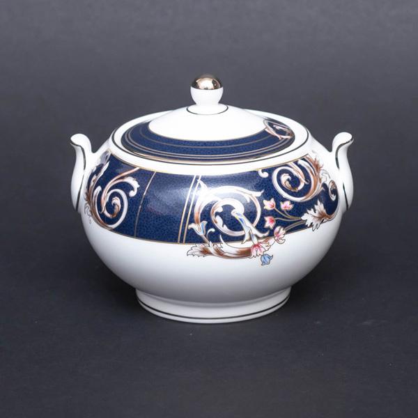 イギリスの名窯、ウェッジウッドのルネッサンスブルーのシュガーボックス。濃紺地に花のモチーフとゴールドとプラチナの流れるようなラインが描かれた気品あるシリーズ。2004〜2006年のわずかな期間で廃盤になってしまったのが惜しまれます。新しいシ...