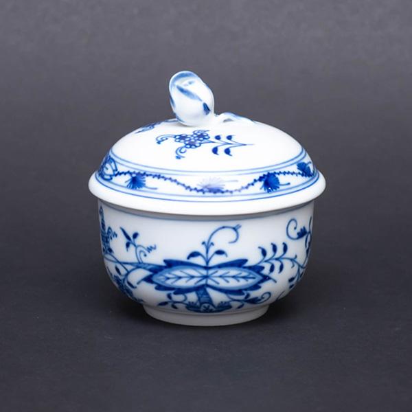 マイセンの人気シリーズ、ブルーオニオンのシュガーポット。1739年にデザインされたパターンで、もとは中国のザクロ文様に倣ってデザインされたのですが、当時のヨーロッパではザクロに馴染みがなく見慣れたオニオン模様に姿を変えてしまったことが名前の...