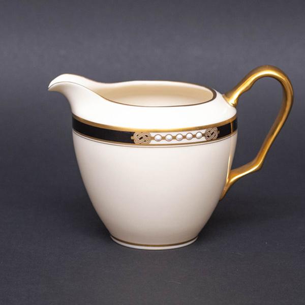 アメリカの高級陶磁器ブランド、レノックスのハンコックのクリーマー。"大統領が使うのにふさわしい特別な"という意味が込められたプレジデンシャルコレクション。こちらのハンコックもそのひとつ。レノックスの特徴であるアイボリーの素地に、ブラックとゴ...