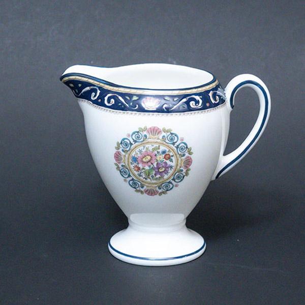 イギリスの名窯、ウェッジウッドのラニーミードのクリーマー（グローブ）。1215年にマグナカルタ（大憲章）が調印されたことで有名なイングランド南東部の街の名前が付けられたシリーズ。コバルトのエナメル部分には貝殻が、同部分には草花が描かれてたク...