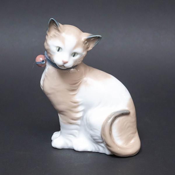 NAO フィギュリン『All Decked Out Cat（おめかしした猫