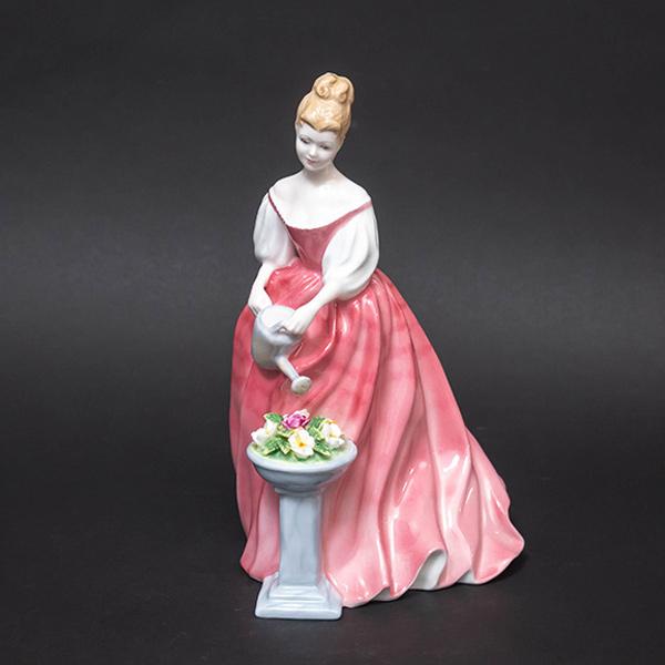 ロイヤルドルトン フィギュア 磁器像 クラシック プリティレディ ロイヤルドルトン フィギュア 磁器像 クラシック プリティレディ