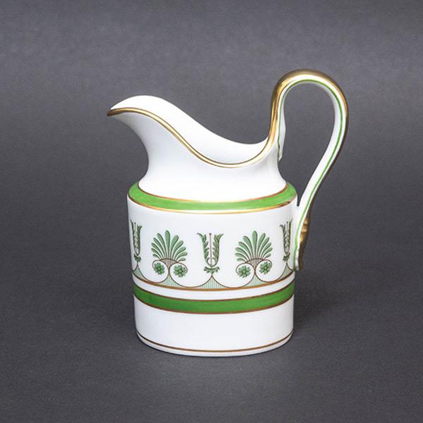 イタリアの名窯、リチャード・ジノリのエルコラーノ（グリーン）のクリーマー。豊饒のシンボル、パルメットモチーフが様式化されたシリーズ。金彩が贅沢に施され、古典的でありながらもモダンな雰囲気を備えています。■サイズ横幅93 × 奥行55 × 高...