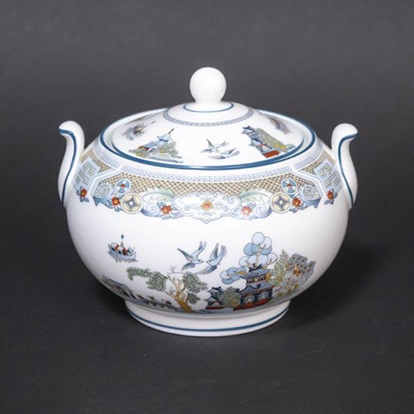 イギリスの名窯、ウェッジウッドのチェイニーズレジェンドシリーズのシュガーボックス。伝統的なウィローパターンがウェッジウッドによって新しく生まれ変わりました。図柄のモチーフになった中国の古い悲哀物語がシリーズ名の由来になっています。シノワズリ...