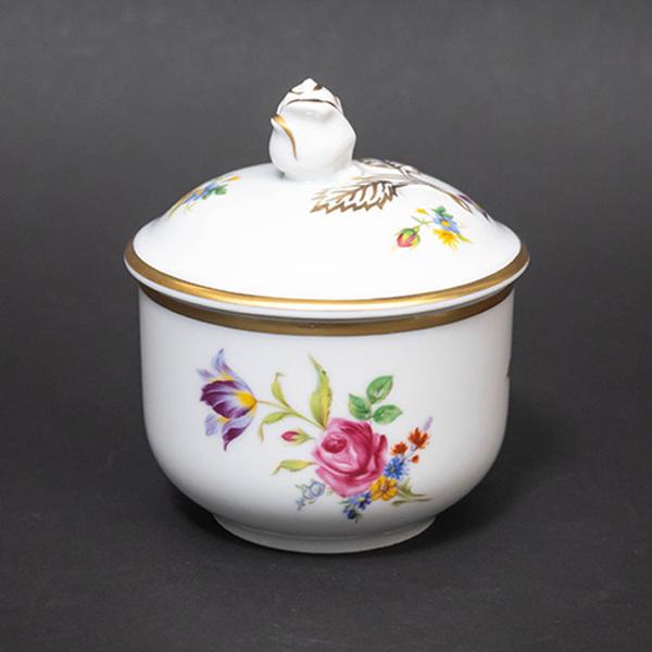 ババリア（オスカー・シャーラー）のマイセンガーデンシリーズのシュガーポット。ババリアとはドイツのバイエル地方のことで、数多くの陶磁器メーカーが集まっていました。オスカー・シャーラー社もそのひとつ（のちにウィンターリング社が買収）。ドイツの花...