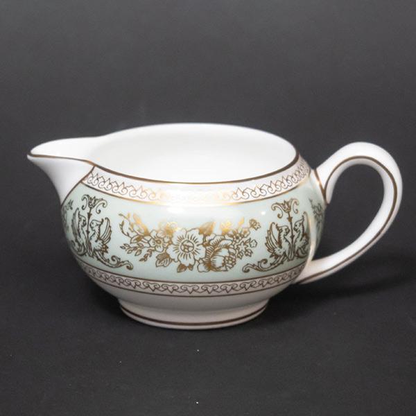 イギリスの名窯、ウェッジウッドの人気シリーズ、コロンビアセージグリーンのクリーマー（Sサイズ）。上品な淡いグリーンを背景に、空想上の生き物グリフィンと薔薇がゴールドで描かれたゴージャスなシリーズ。グリフィンはその力強さと美しさから、王侯貴族...