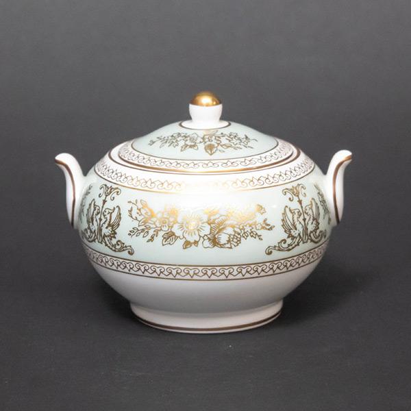 イギリスの名窯、ウェッジウッドの人気シリーズ、コロンビアセージグリーンのシュガーボックス（Sサイズ）。上品な淡いグリーンを背景に、空想上の生き物グリフィンと薔薇がゴールドで描かれたゴージャスなシリーズ。グリフィンはその力強さと美しさから、王...