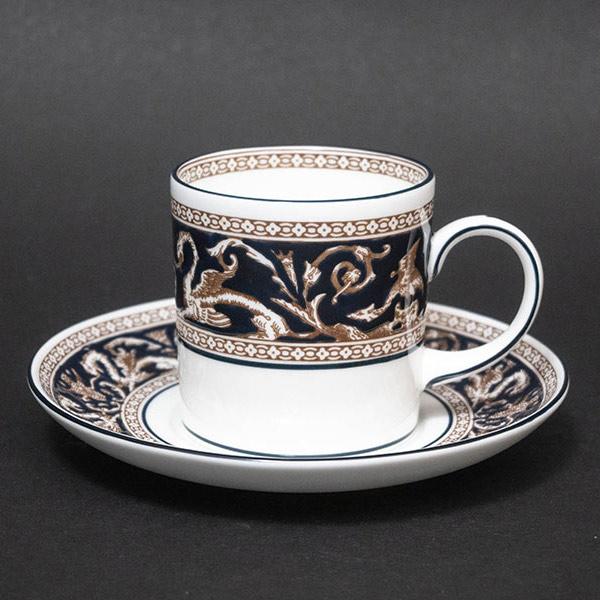 イギリスの名窯、ウェッジウッドのフロレンティーンダークブルーのコーヒーカップ＆ソーサー（キャン）。ウェッジウッドを代表するパターンのひとつであるフロレンティーン。19世紀後半から続く歴史あるパターンですが、さまざまなカラーバリエーションが存...