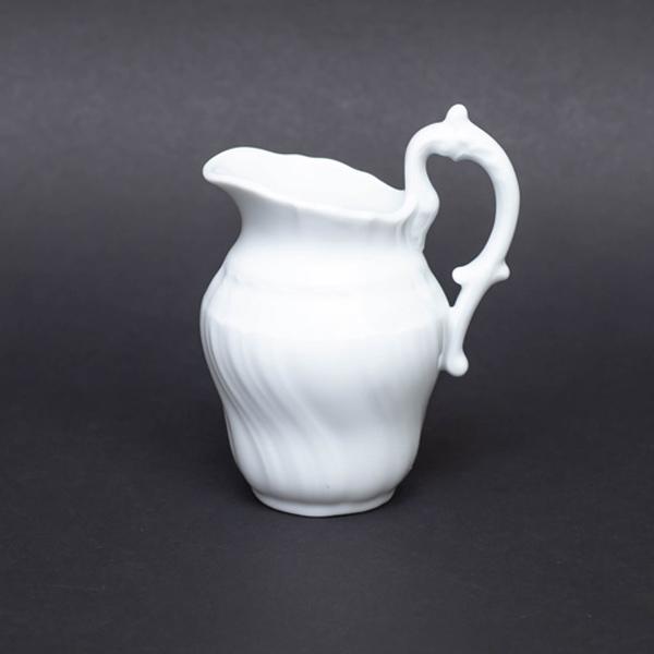 リチャード・ジノリの代表作、ベッキオホワイトのクリーマー（Mサイズ）。「トスカーナの白い肌」と称される白磁をベースに、規則正しいバスケットの編み込みと流れるようなレリーフが特徴です。バロック様式の格調高いデザインは、和洋中あらゆるシーンに調...