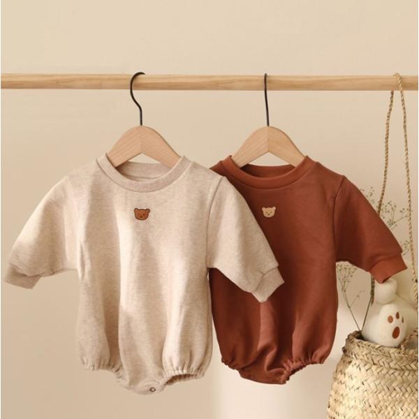 どんなコーデにも合わせやすい無地のロンパース胸元のワンポイントくまちゃんが可愛らしい落ち着いたカラーでパパママとのリンクコーデもしやすいですね裏毛タイプだから3シーズン着用可能落ち着いたデザインが人気のロンパースです【デザイン】長袖ロンパー...