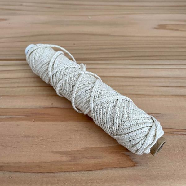 キャンドル芯　HTP-100　糸本数40本HTP：紙入りの綿芯でワックスの吸い上げが良い芯ですプールの幅（ワックスが熱により融解し液状になってできる幅）が4.88ｃｍですので容器内・柱状のどちらのキャンドルでも5〜6ｃｍのキャンドルに最適で...