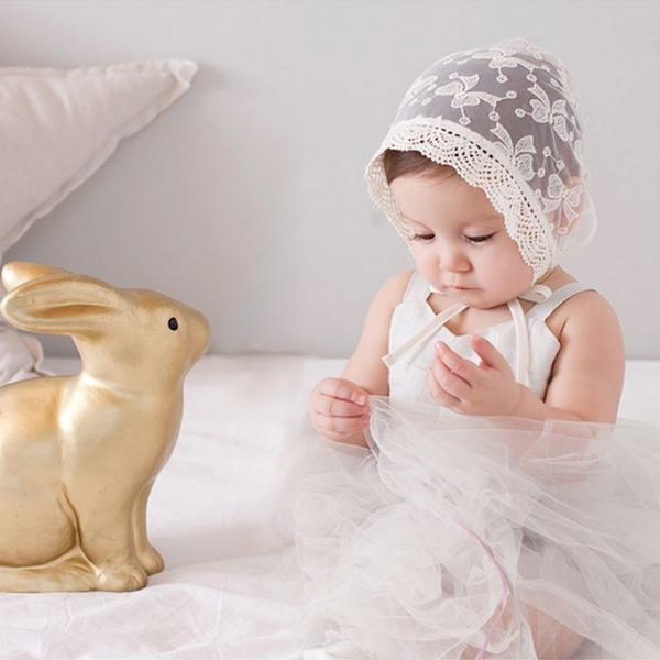 涼し気なレースのボンネットタイプのベビー帽！リボンの刺繍と透け感がかわいい！レースのベビー帽は、むれずに涼しいから、夏のおでかけにもピッタリ!出産祝いのプレゼントにもおすすめ！初宮参り、記念撮影にも大活躍！今だけのオシャレを楽しんで☆彡【カ...
