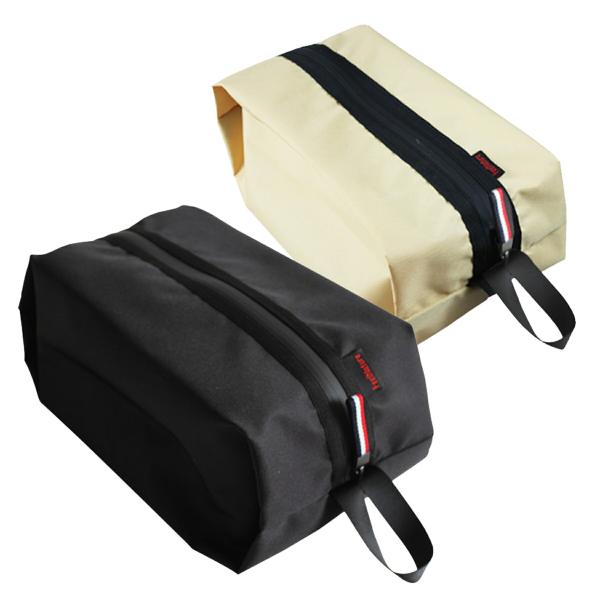 【商品説明】このシューズバッグは、アウトドアやスポーツシーンで大活躍する耐久性に優れたアイテムです。撥水加工された高品質な素材を使用し、濡れた状態のシューズや汚れたウェアも安心して収納可能。コンパクトで持ち運びやすいデザインながら、足元のお...