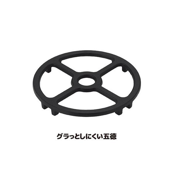 ■商品名グラっとしにくい五徳 SV-7107■サイズ約12.5×12.5×1.5cm■重量約192g■材質鉄（ホーロー加工）■生産国中国製（企画：日本）■JAN4989918507107◆小さなお鍋でも使えるようにするガスコンロ用補助五徳◆...