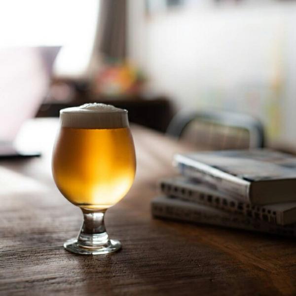 丸いフォルムと短いステムが気取りすぎないデザイン。ちょっとゴージャスな気分を楽しめるガラスコップです。ワインも似合いますが、ビールやウィスキーにもおすすめのサイズ感。そして丸い形が手に馴染む。これを片手にゆったり過ごすのを想像してみてくださ...