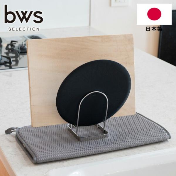 すっきり暮らすまな板スタンド洗った後のまな板の置き場所を決めたらかさばらずに、さらにすっきり。まな板は2枚まで乾かせて、丸いまな板でも下につかずに清潔。他のすっきり暮らす水切りかごと一緒に置いて乾かせます。水切りしにくいまな板の定位置に水切...