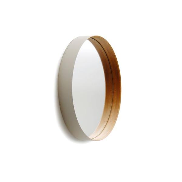 竹集成材の曲げ特性を活かした壁掛けミラーです。横から見ると縁が鏡に映りこみ、筒が浮いているかのような錯覚を与えます。和洋を問わずどんなシーンにも溶け込み、永く使って頂けるデザインです。 ※鏡のシケ(サビ)発生の可能性があるため、湿気の発生す...