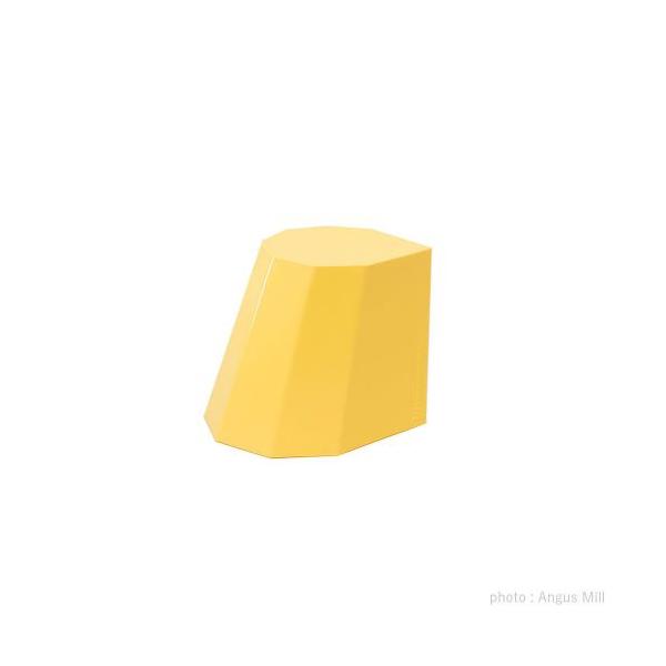 ミニサイズのArnoldinoはお子さま用に最適な高さのスツールです。逆さにプランターカバーにしたり、ゴミ箱、おもちゃや小物入れなど用途自在。軽量でコンパクトなので、アウトドアでの持ち運びにもおすすめです。   ※製品の素材、製造工程上の理...