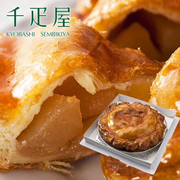 すっきりとしたりんごの甘味と、シナモンの香りが印象的な深い味わいアップルパイ。紅玉りんごの甘味と酸味をバランス良く味わっていただけるように仕上げました。りんごをグラニュー糖とバニラで煮あげ、レモンと果汁で香りづけ。仕上げに、フランスのノルマ...