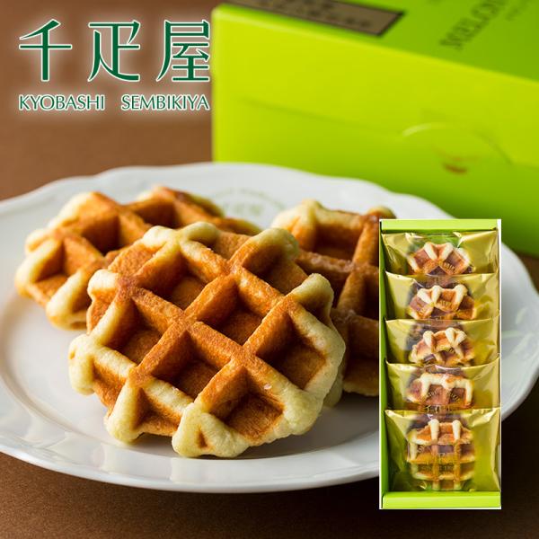 しっとりとした柔らかな生地に、国産青肉メロン果汁、メイプルシロップ、パールシュガーを練り込んだザクザクした食感とメロンの芳醇な風味が特徴の味わい豊かなワッフルです。甘さ控えめなので、お子様からご年配の方まで幅広い年齢層の皆様にお楽しみいただ...