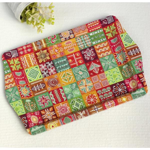 エキゾチックなデザインが可愛らしいお盆です。カラトリーやお化粧品などを置いたり、ティータイムにプチケーキやお茶を乗せても楽しいですね。色々なお使い方で生活の中で彩りを添えて下さい。【サイズ】２５ｘ１６ｃｍ　高さ０.７ｃｍ【重さ】８２〜８９ｇ...